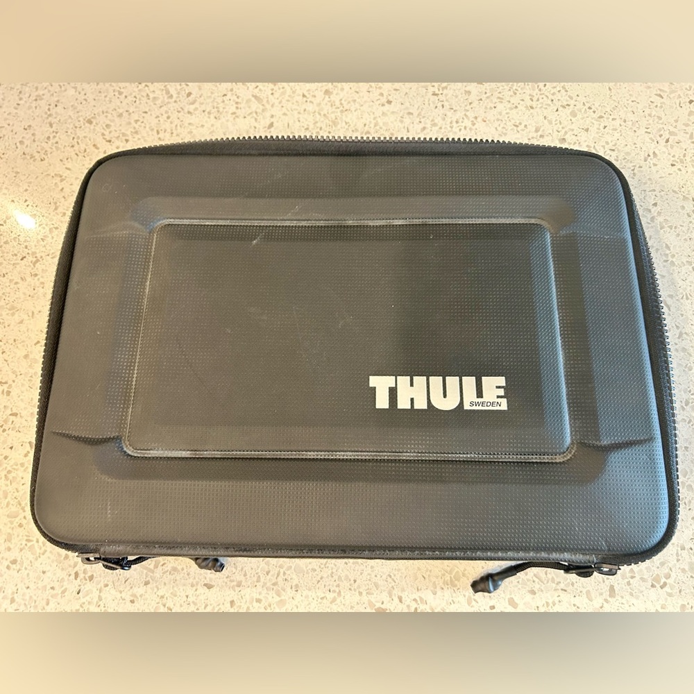 Thule gauntlet laptop case